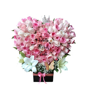 Arreglo floral en forma de corazón con rosas rosadas y lirios blancos 47