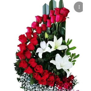 ramo con rosa y lirio